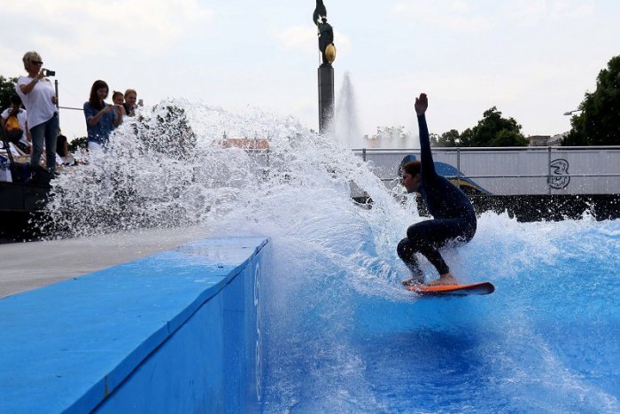 Ilustračný obrázok k článku KURIOZITA DŇA: Zasurfujte si uprostred Viedne. Námestím sa valia morské vlny
