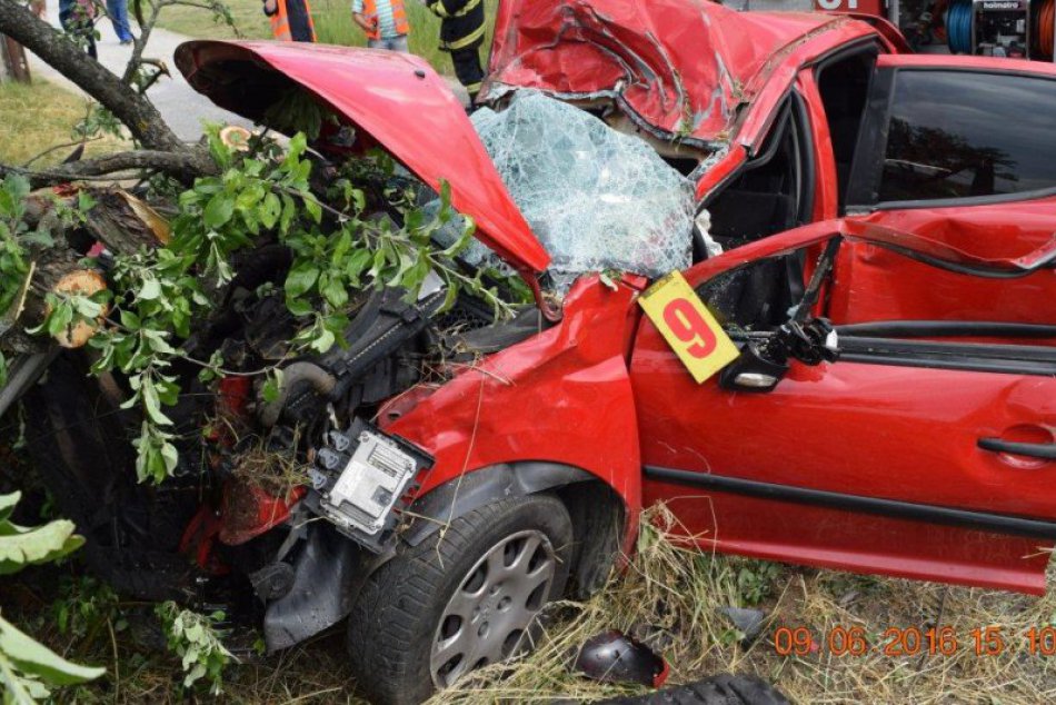 Ilustračný obrázok k článku V Smižanoch došlo k vážnej nehode: Peugeot nabúral do stromu, šoféroval 15-ročný chlapec!