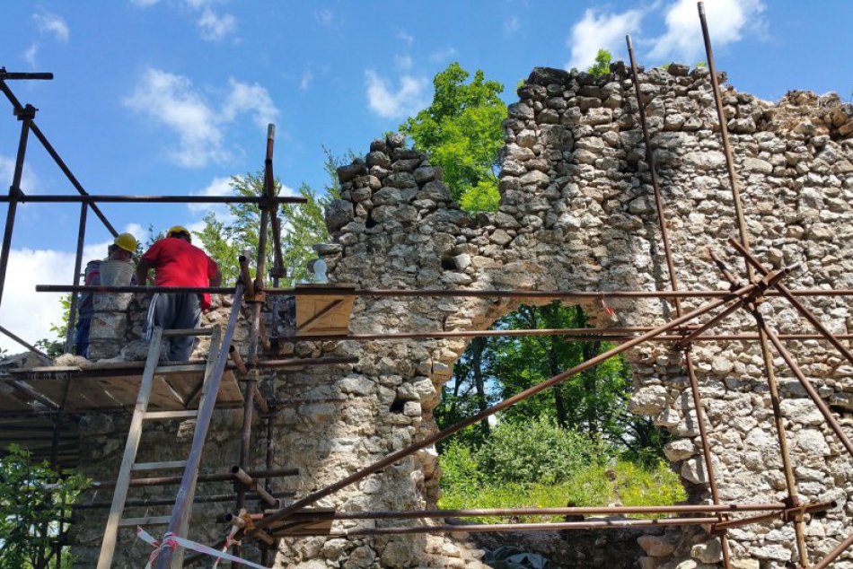 Ilustračný obrázok k článku FOTO: Na Muránskom hrade pokračuje obnova. Do záchranných prác zapojili nezamestnaných