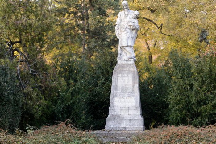 Ilustračný obrázok k článku Na 100-ročný pomník padlým hrdinom v nitrianskom parku sa poskladali ľudia