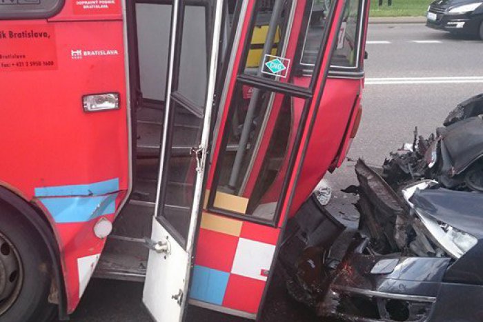 Ilustračný obrázok k článku Autobus MHD sa v Petržalke čelne zrazil s autom