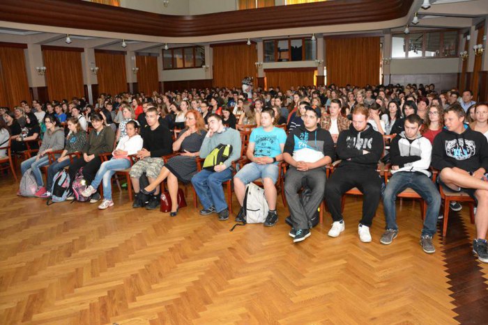 Ilustračný obrázok k článku V Ružomberku odštartovali výchovné koncerty. Študenti počúvali piesne o drogách a domácom násilí