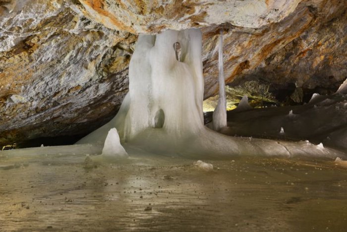 Ilustračný obrázok k článku RANNÁ ŠTVORKA: Komu vďačíme za objavenie Dobšinskej ľadovej jaskyne a za výrobu zmrzliny?