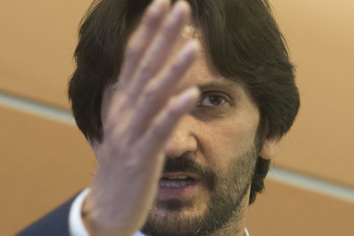 Ilustračný obrázok k článku Kaliňák sa ešte má čo učiť, už chýbajú len milióny eur v igelitkách, píše česká tlač