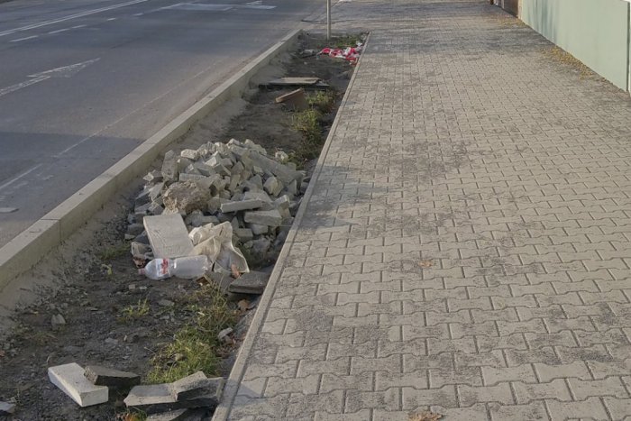 Ilustračný obrázok k článku Úpravy chodníkov pri mikulášskych základkách odštartovali: Pripravte sa ale aj na tieto ulice