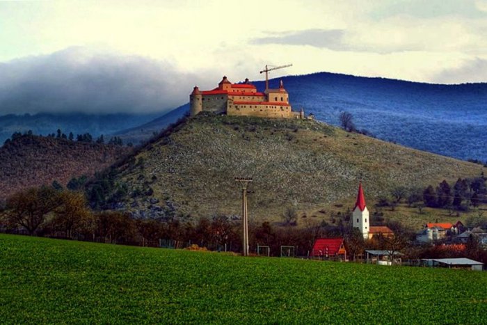 Ilustračný obrázok k článku Štyri roky po ničivom požiari v Krásnej Hôrke: Najvzácnejšie opravené exponáty vystavia v Bratislavskom hrade!