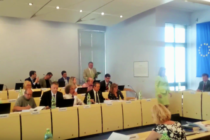 Ilustračný obrázok k článku V prešovskom parlamente občas dôjde i na milé udalosti: Primátorka vykročila vpred, o chvíľu všetci tlieskali