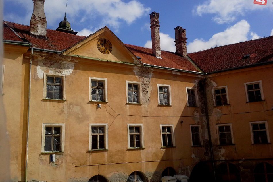 Ilustračný obrázok k článku Nové info týkajúce sa zámku v Hlohovci: Mesto chce získať peniaze na jeho obnovu