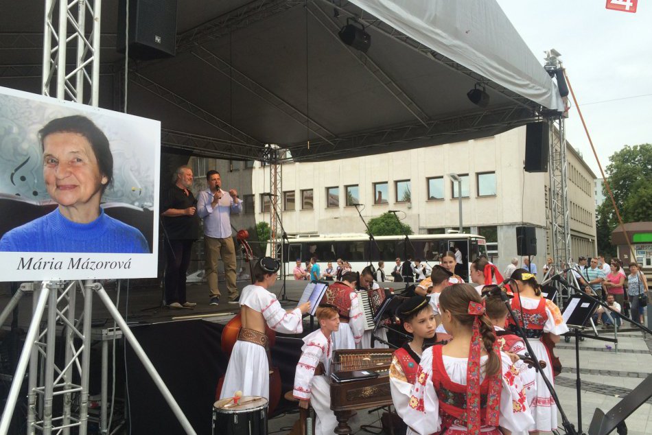 Ilustračný obrázok k článku VIDEO a FOTO: Silné okamihy na námestí. Zvolenčania vzdali poctu zosnulej legende folklóru