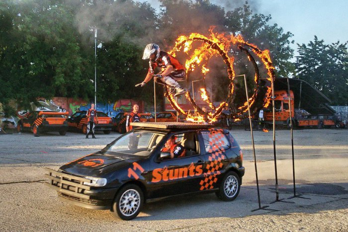 Ilustračný obrázok k článku FOTO z ohnivého autoródea v Nových Zámkoch: Kaskadérski priekopníci predviedli svoju show