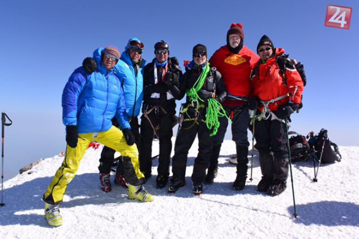 Ilustračný obrázok k článku Z KAŽDÉHO KÚTA: Primátor ušiel pred teplom na Elbrus. Kamzík by bol príliš nízky