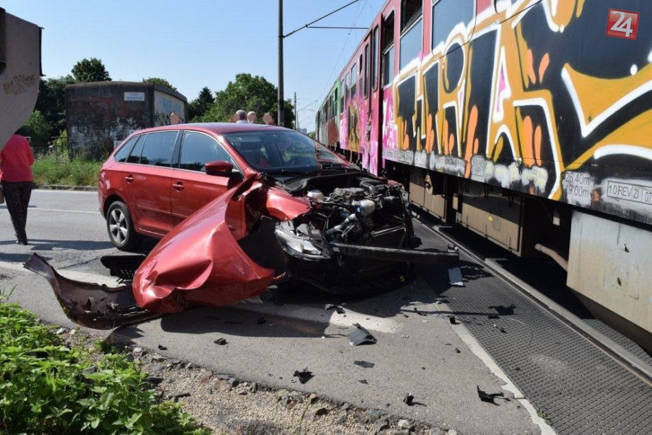 Ilustračný obrázok k článku Na železničnom priecestí sa stala nehoda: Zrážka vlaku a škodovky, FOTO