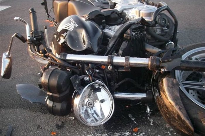 Ilustračný obrázok k článku Mladý motocyklista nezvládol zákrutu, zomrel po zrážke s autom