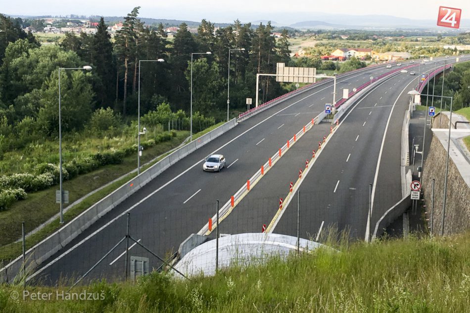 Ilustračný obrázok k článku Vodičov čakajú ďalšie perné dni: Teraz uzavrú dialničiari Bôrik v opačnom smere
