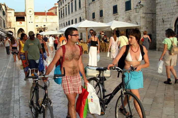 Ilustračný obrázok k článku Chorvátsko: Plavky na prechádzku do mesta nestačia. Hrozí vám mastná pokuta