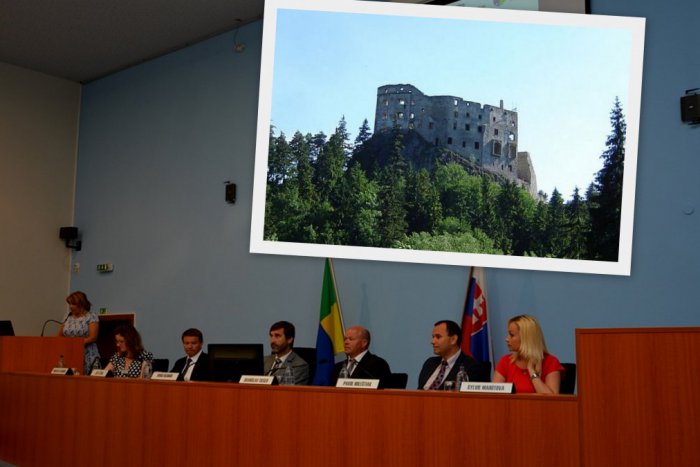 Ilustračný obrázok k článku Poslanci schválili zvýšenie rozpočtu o 2 milióny eur : Ujde sa z nich aj správcovi hradu Likava