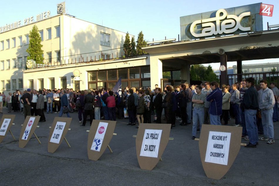 Ilustračný obrázok k článku Archívne zábery: Pred 15-timi rokmi vstúpili zamestnanci Calexu do okupačného štrajku
