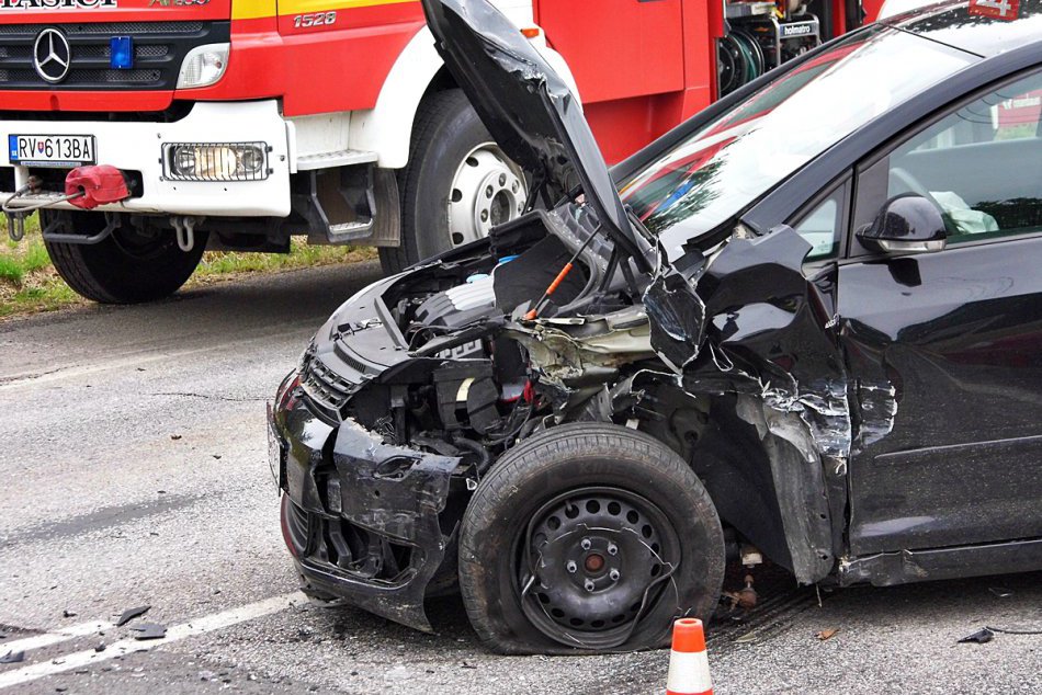 Ilustračný obrázok k článku Nehoda dodávky a dvoch áut v Mýtnej. Na mieste aj zranenie!