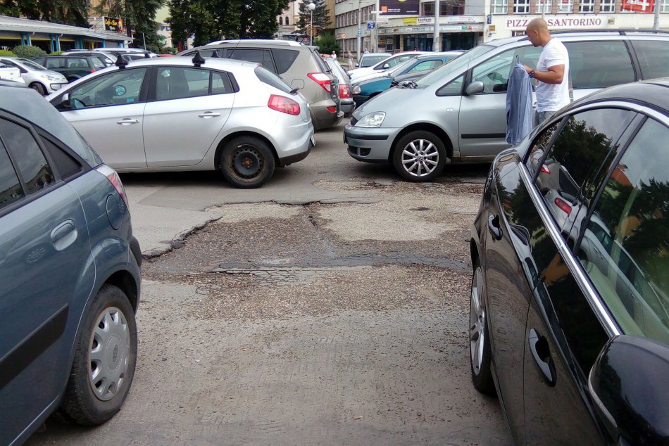 Ilustračný obrázok k článku Rekonštrukcia chodníka na Rozkvete sťaží parkovanie: Ktorej lokality sa to týka?