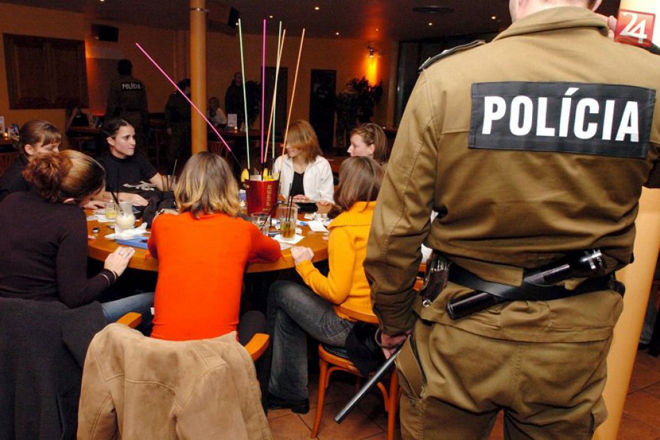 Ilustračný obrázok k článku Mestskí policajti si zgustli na popíjajúcej mládeži: Prekvapili najmä dievčatá