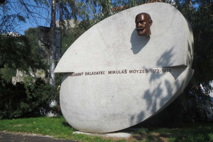 Ilustračný obrázok k článku Ukradnutá busta z pomníka Mikuláša Moyzesa je opäť na svojom mieste