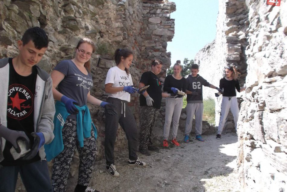 Ilustračný obrázok k článku FOTO: Hrad Gýmeš je zas o niečo krajší. Desiatky detí sa pustili do veľkej brigády