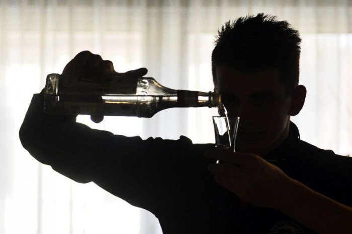 Ilustračný obrázok k článku Alkohol a drogy: Letné experimenty sa môžu stať mladému človeku osudnými