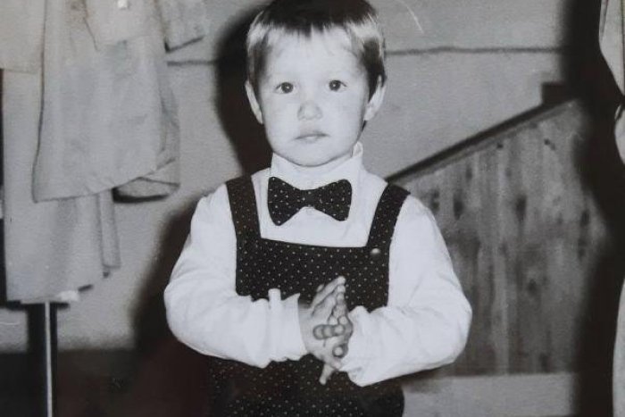 Ilustračný obrázok k článku SERIÁL: Breznianski poslanci za detských čias. Spoznáte rozkošného chlapca s motýlikom?