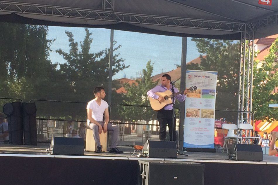 Ilustračný obrázok k článku VIDEO: Dojemné okamihy v centre Zvolena. Komu mladý spevák venoval svoju pieseň?