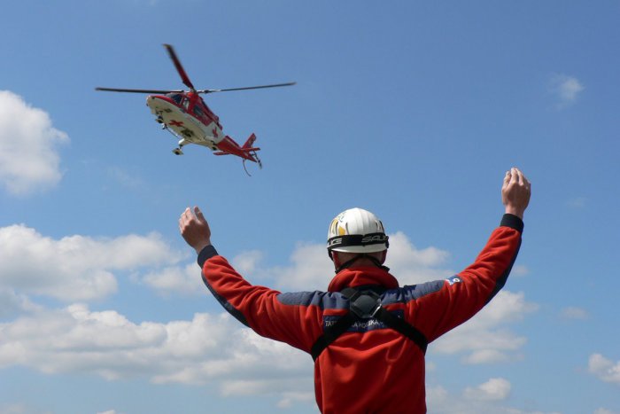 Ilustračný obrázok k článku Zásah leteckých záchranárov pri Brezne. Muža zavalila drevená konštrukcia