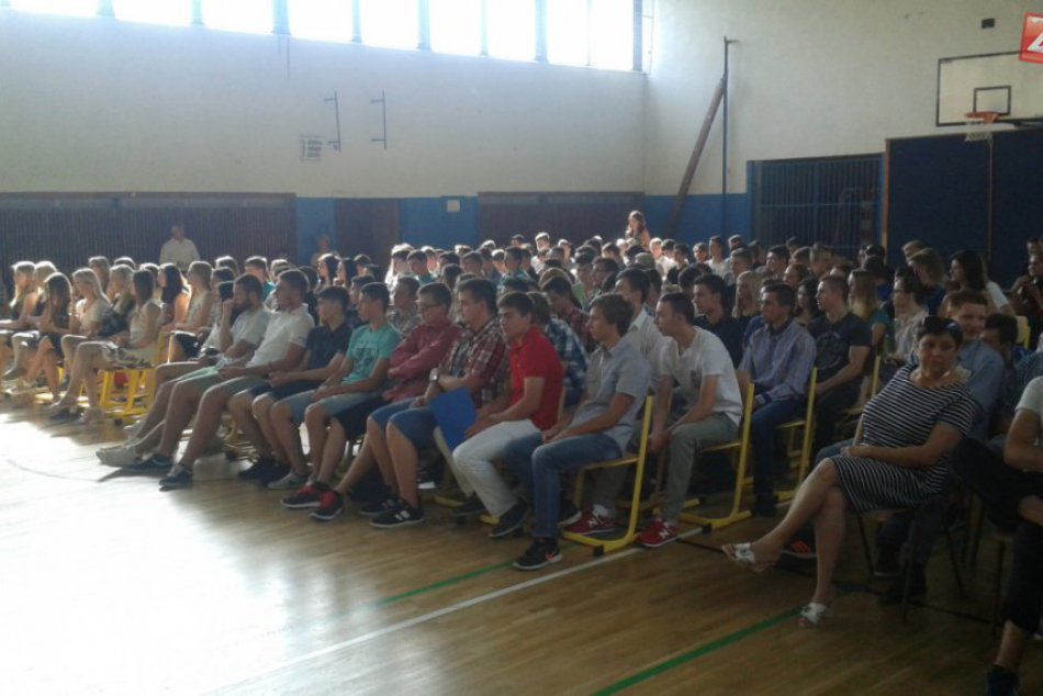 Ilustračný obrázok k článku Záver školského roka na priemyslovke v Považskej: Najlepších žiakov čakala pocta, FOTO