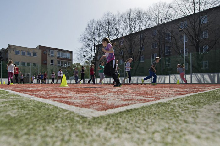 Ilustračný obrázok k článku Na staromestských školských dvoroch sa môžu hrať deti aj cez prázdniny
