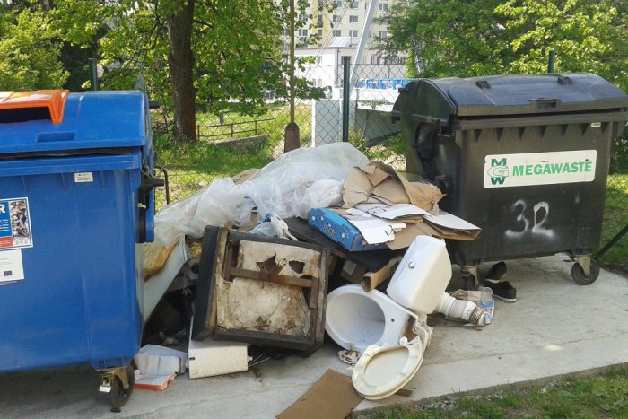 Ilustračný obrázok k článku Veľká zmena na stojiskách s odpadom v Považskej: Hrozí mastná pokuta!
