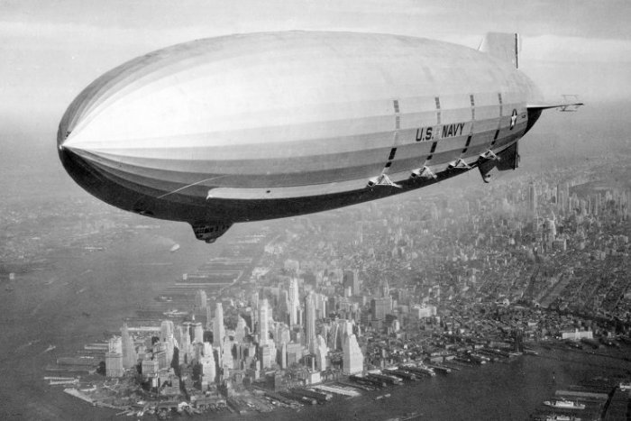 Ilustračný obrázok k článku RANNÁ ŠTVORKA: Holky z naší školky dnes priletia na Zeppelinovej vzducholodi