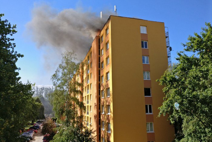 Ilustračný obrázok k článku Hasiči zasahovali pri požiari bytovky v Prešove: Evakuovaných bolo až 30 osôb, FOTO