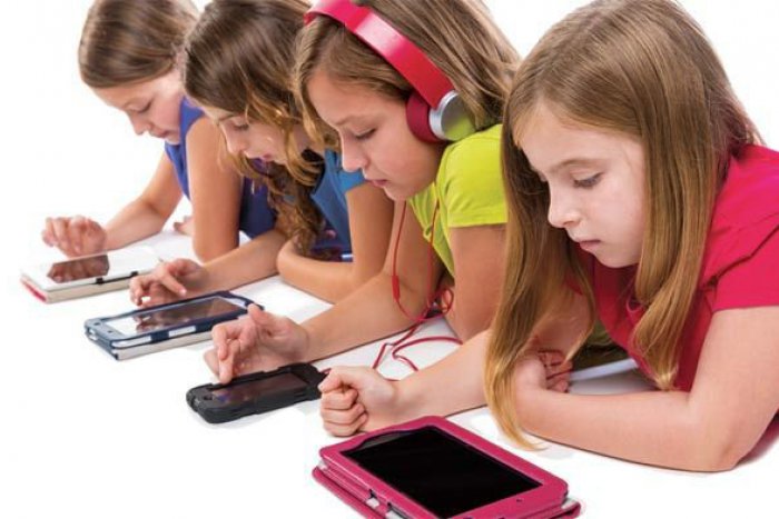 Ilustračný obrázok k článku Deti trávia až šesť hodín denne pred obrazovkou. Ako s tým bojovať?