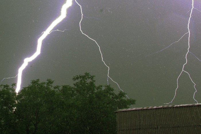 Ilustračný obrázok k článku Meteorológovia vydali druhú najvyššiu výstrahu pred búrkami: TOTO sa v Humennom očakáva!