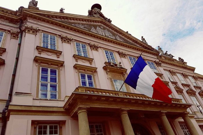Ilustračný obrázok k článku V Bratislave na znak solidarity vyvesili francúzsku vlajku