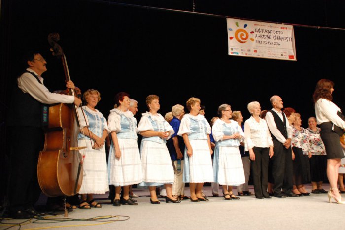 Ilustračný obrázok k článku Račan sa stretol s Bystričankou, Petržalčankou i susedami z Vrakune –  na jednom pódiu v Dúbravke