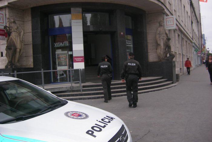 Ilustračný obrázok k článku V Petržalke prepadli banku. Polícia po páchateľovi pátra