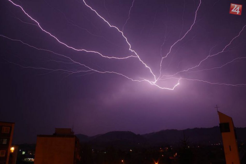 Ilustračný obrázok k článku Okres Hlohovec vystríhajú pred búrkami s krúpami: V TÝCHTO hodinách sa majte na pozore!