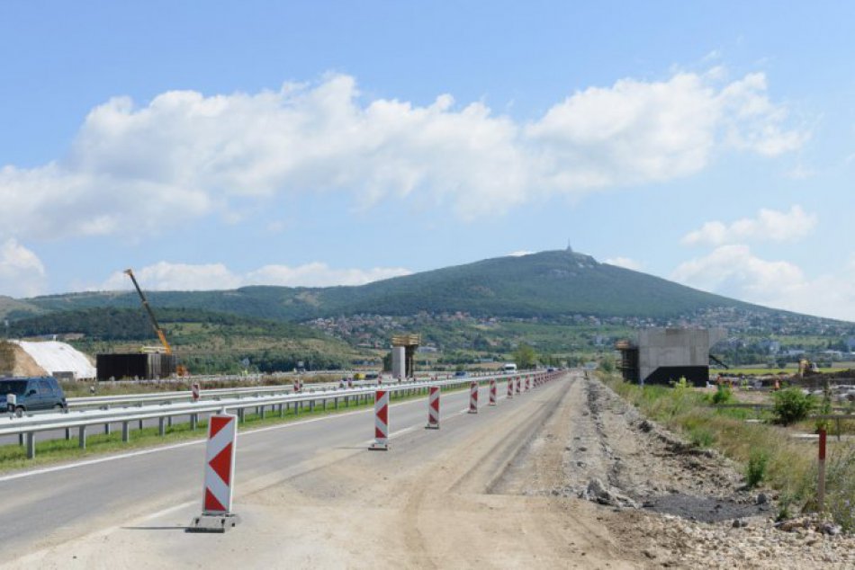 Ilustračný obrázok k článku Vodičov čaká obmedzenie: Úsek rýchlostnej cesty bude úplne uzavretý