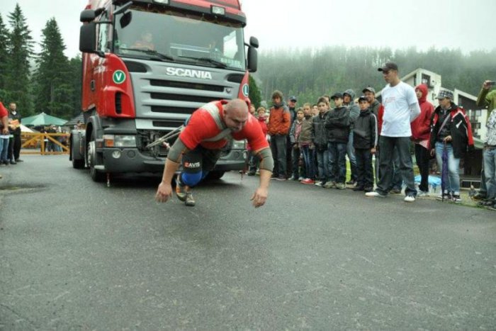 Ilustračný obrázok k článku Najsilnejší muži v Tatrách: Štrbské pleso pod tlakom svalov