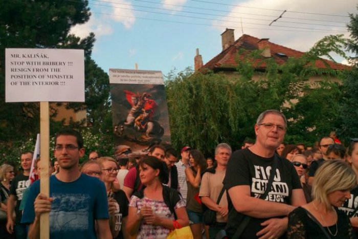 Ilustračný obrázok k článku Protesty proti zlodejom v politike: Opozícia chce obísť celé Slovensko