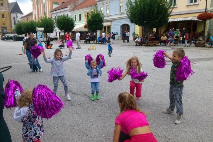 Ilustračný obrázok k článku Kultúrne leto v Rožňave pokračuje: Obyvatelia mesta si mohli vychutnať popoludnie so ZUŠkou
