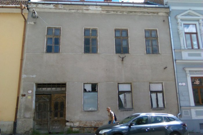 Ilustračný obrázok k článku FOTO: Chátrajúca budova v meste hnevá Lučenčanov. Aké sú úmysly majiteľa?