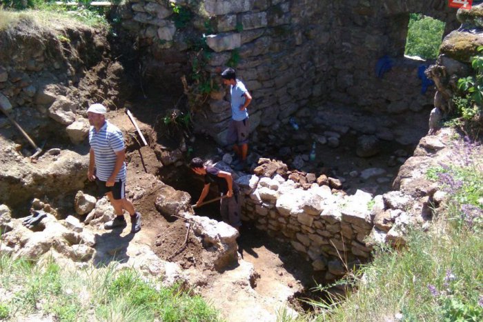 Ilustračný obrázok k článku FOTO: Hrad pri Lučenci ešte neodkryl všetky záhady. Aký nález odhalili vykopávky?