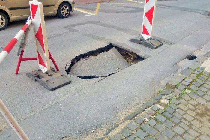 Ilustračný obrázok k článku Havarijný stav: Na Jarkovej ulici v Prešove sa prepadla časť cesty!