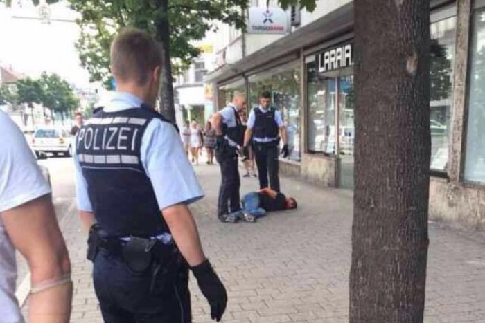 Ilustračný obrázok k článku Ďalší šok v Nemecku: Muž útočil mačetou, zabil ženu, dvoch ľudí zranil