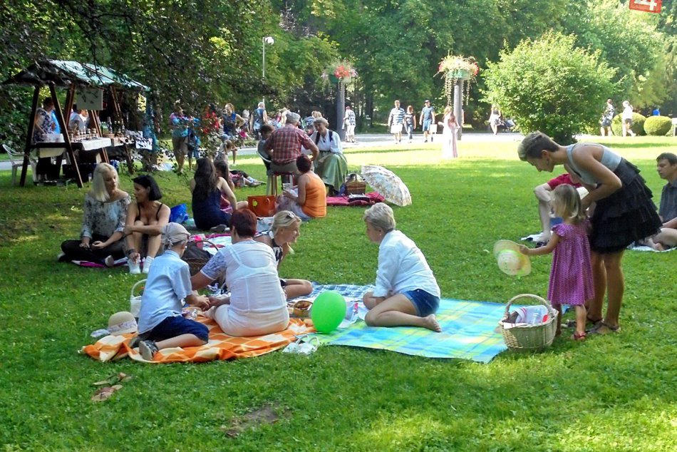 Ilustračný obrázok k článku Piknik priamo v centre Bystrice? Lákadlami zmyslové hry aj klauniáda